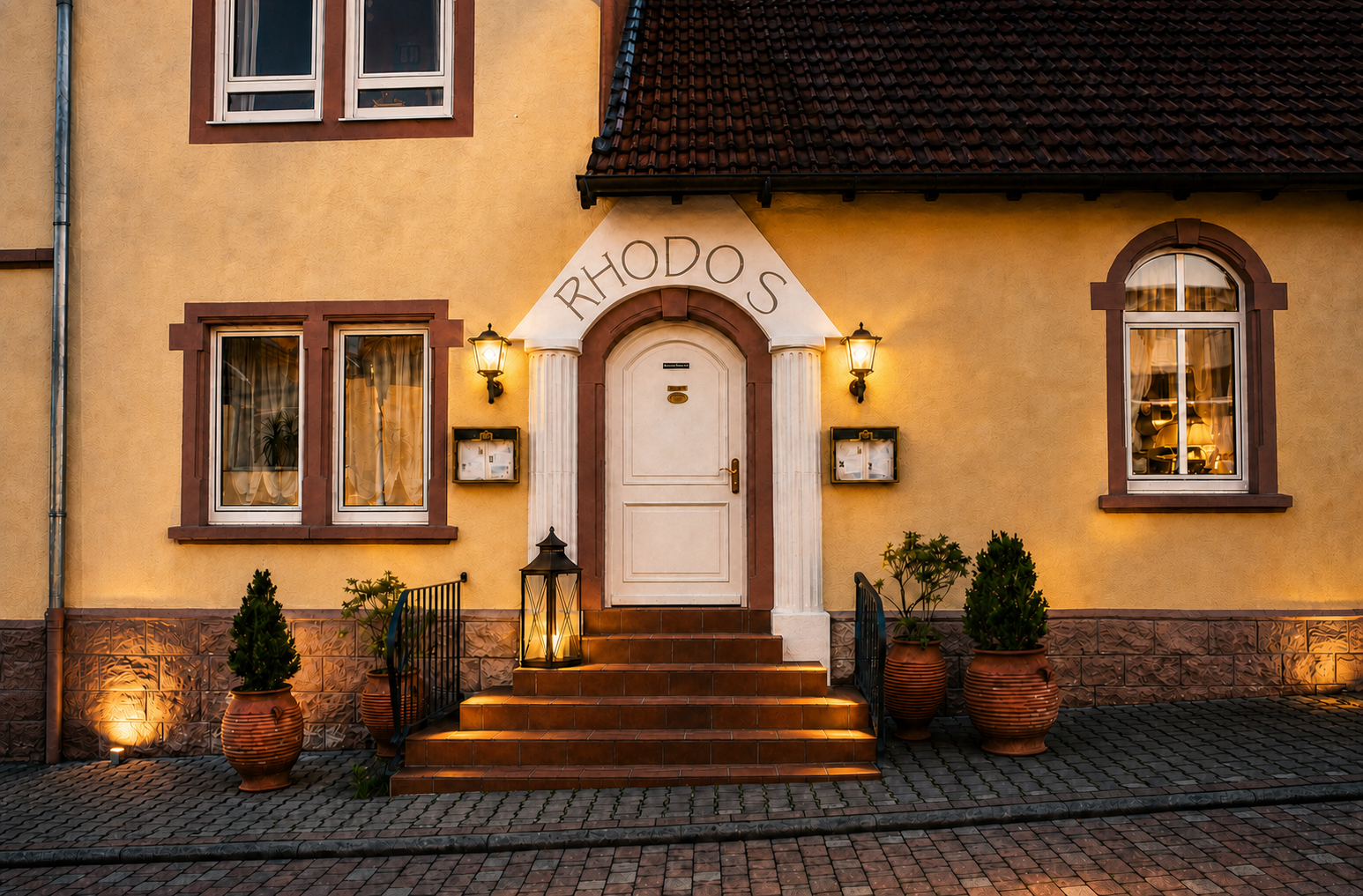 Beleuchteter Eingang des Restaurant Rhodos in Breuberg-Sandbach