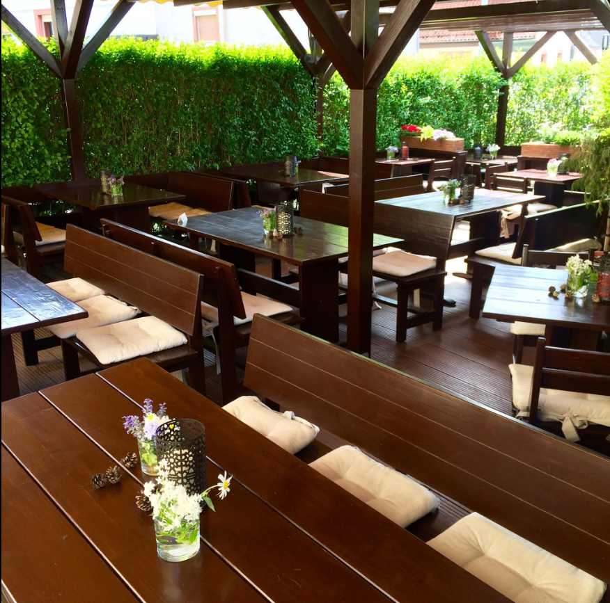 Gemütliche Sitzplätze auf der begrünten Terrasse